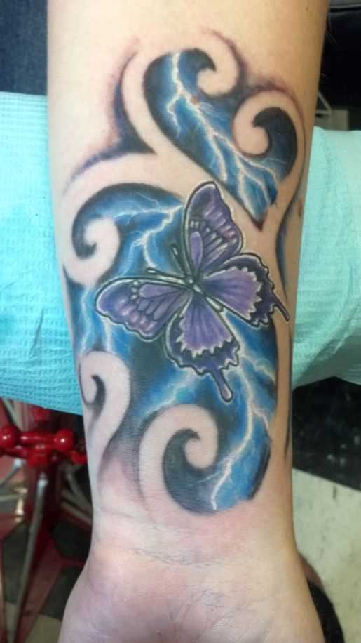 Bela tatuagem no antebraço, as meninas - relâmpago e uma borboleta