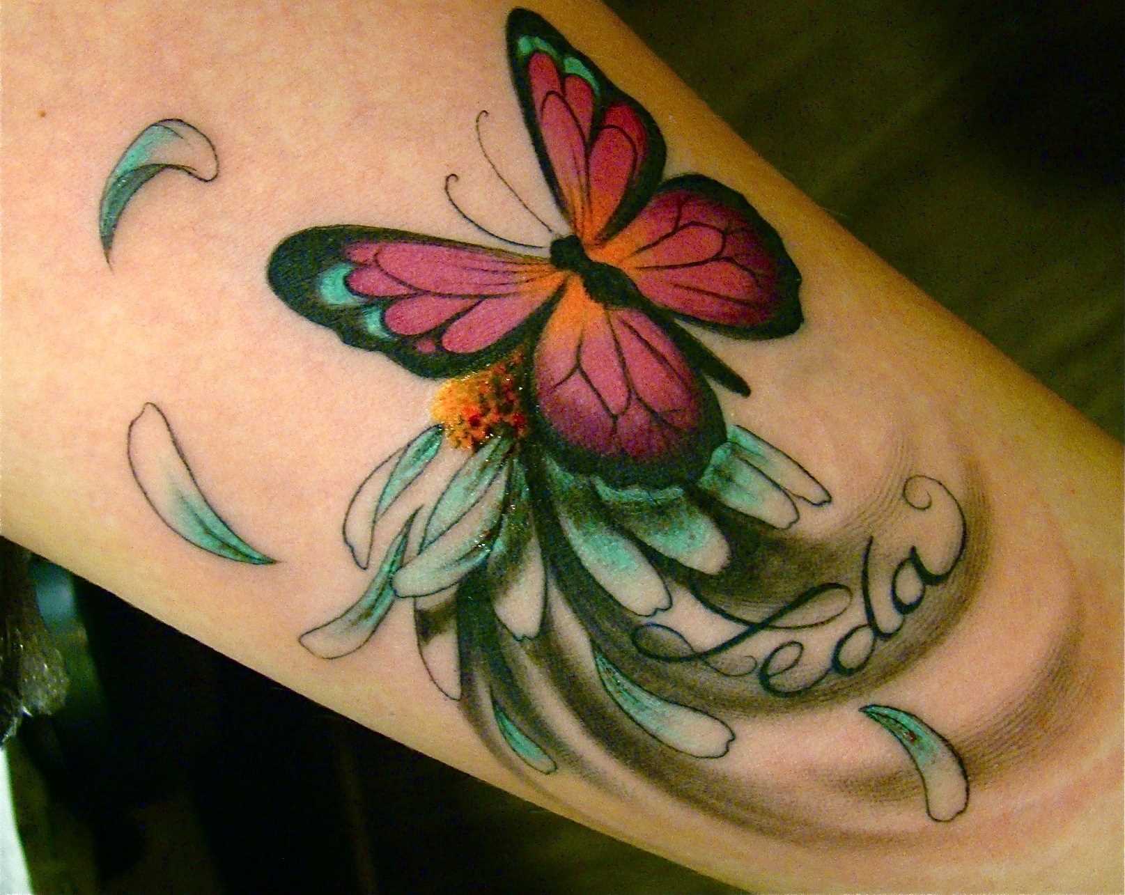 Bela tatuagem no antebraço da menina - borboleta em flor