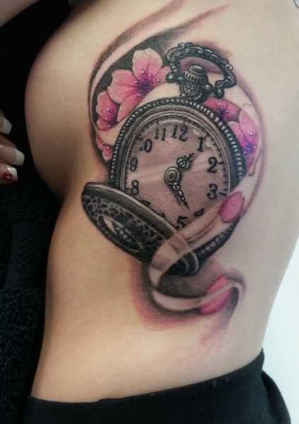 Bela tatuagem no lado da menina - relógio de bolso e sakura