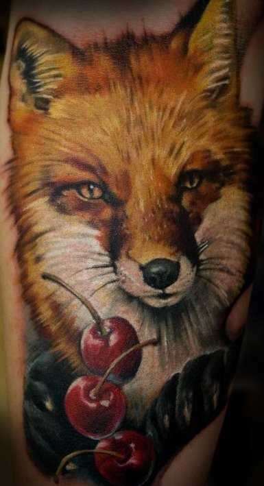 Bela tatuagem no ombro da menina - a raposa e cereja