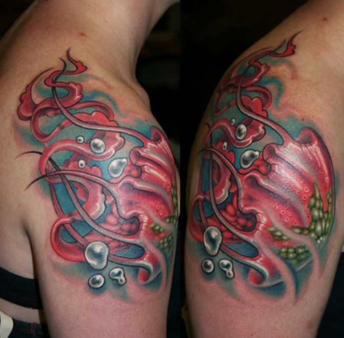 Bela tatuagem no ombro da menina - água-viva
