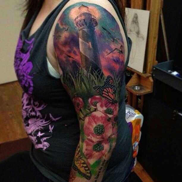 Bela tatuagem no ombro da menina - farol, mack, a gaivota, e o da borboleta