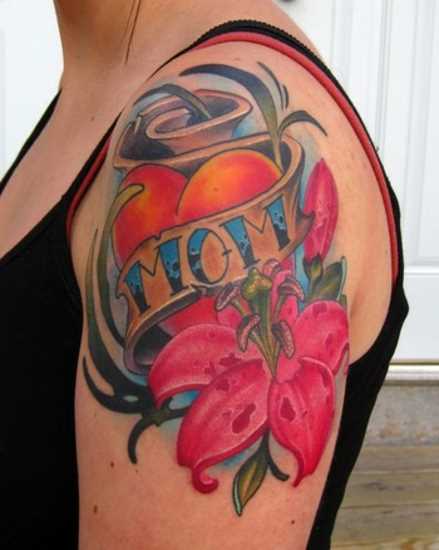 Bela tatuagem no ombro da menina - o coração, o lírio e a inscrição