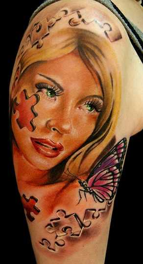 Bela tatuagem no ombro da menina quebra - cabeças, uma borboleta e uma menina