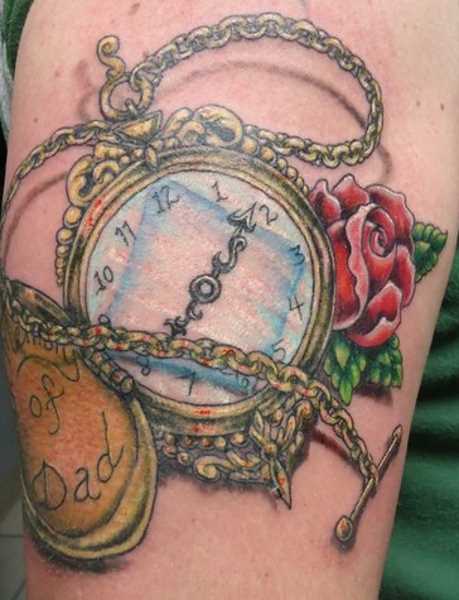 Bela tatuagem no ombro da menina - relógio de bolso e rosa