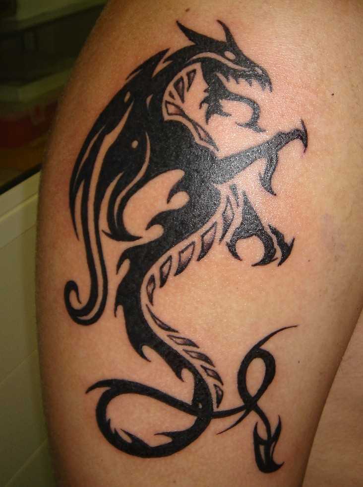 Bela tatuagem no ombro de um cara com a imagem de um dragão