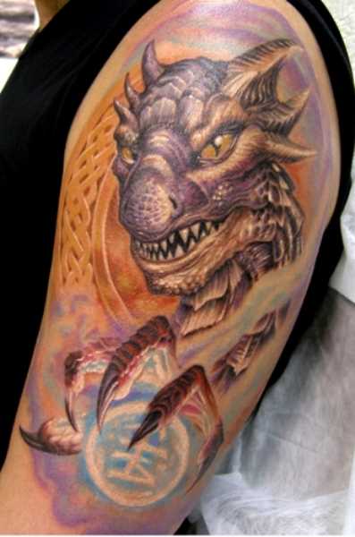 Bela tatuagem no ombro de um cara - de- dragão