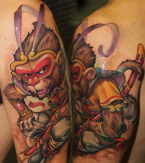 Bela tatuagem no ombro de um cara de macaco