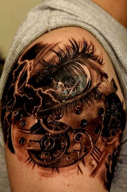 Bela tatuagem no ombro de um cara - de olho