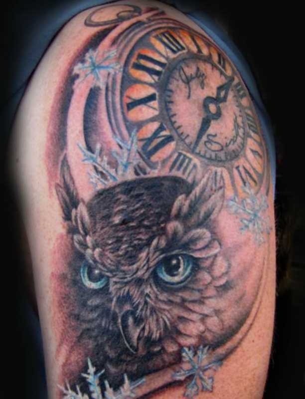 Bela tatuagem no ombro de um cara - de relógios de bolso, a coruja e o floco de neve