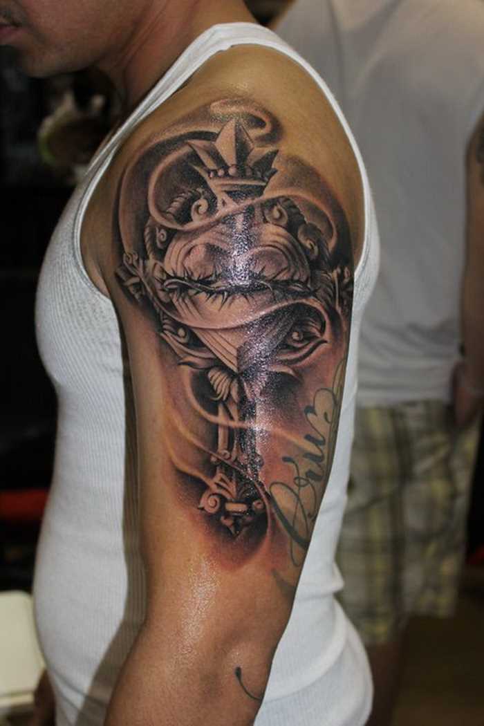 Bela tatuagem no ombro de um cara em forma de cruz e a coroa de espinhos