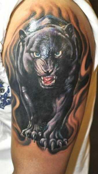 Bela tatuagem no ombro de um cara - pantera