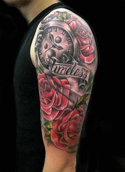 Bela tatuagem no ombro de um cara - relógio e rosas