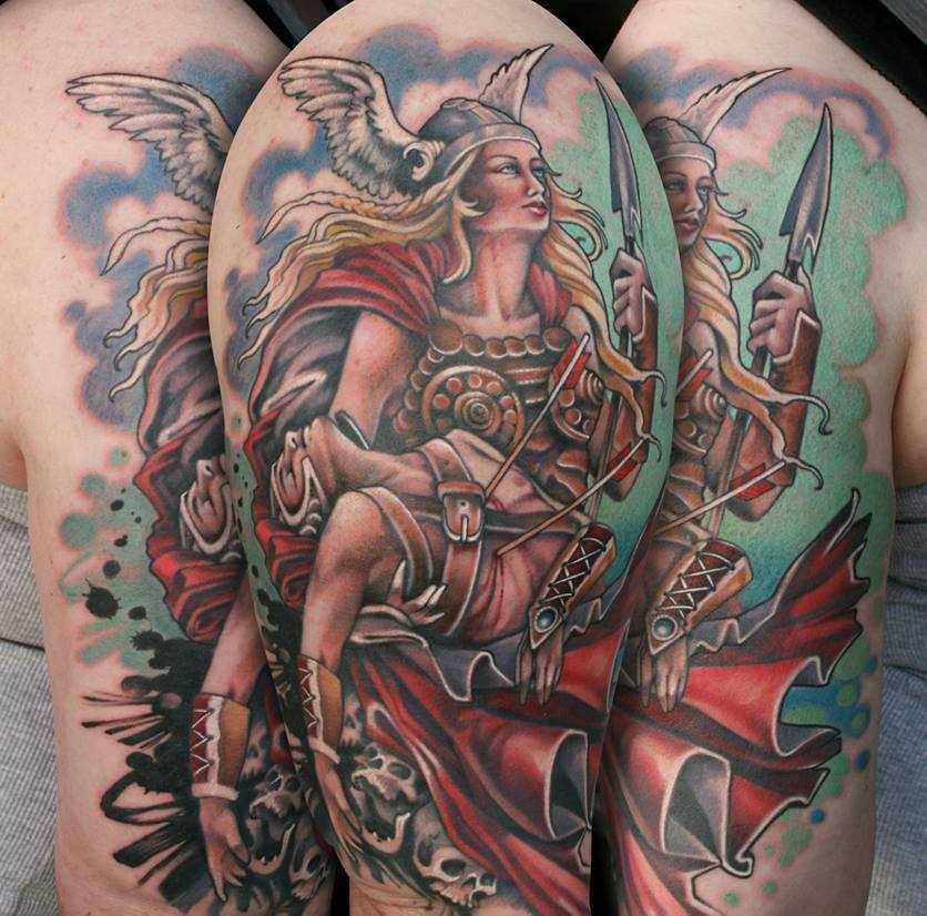 Bela tatuagem no ombro de um cara - Valkyrie e crânio