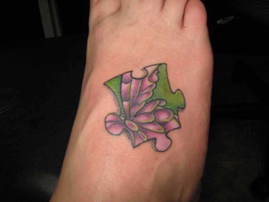 Bela tatuagem no pé de uma menina de quebra - cabeça