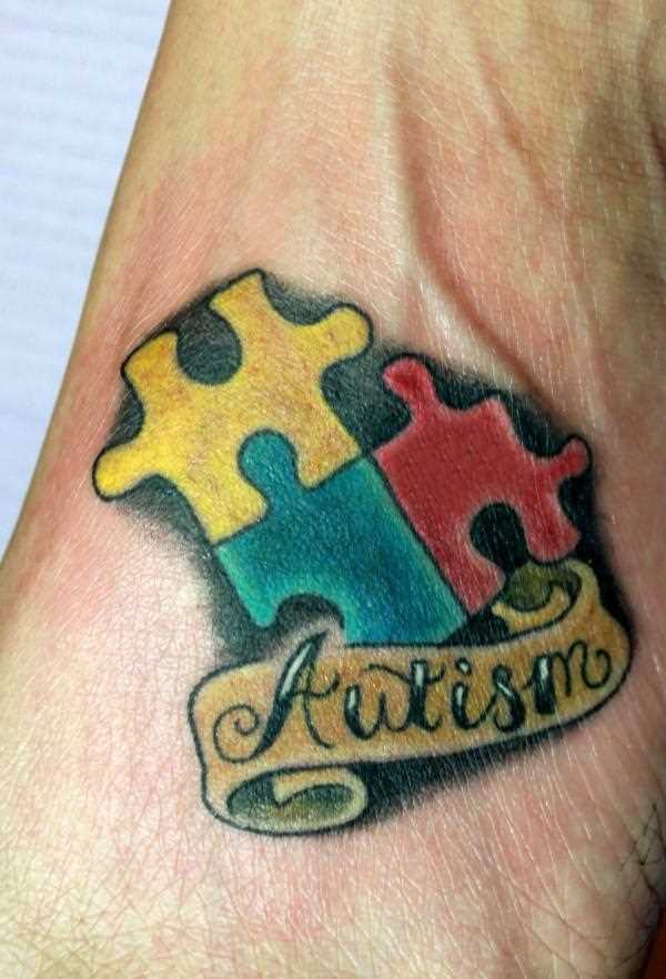 Bela tatuagem no pé de uma menina de quebra - cabeças e inscrição