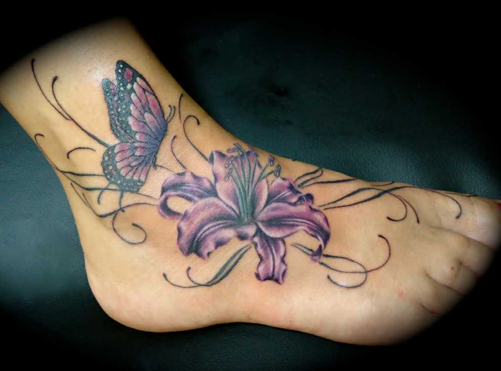 Bela tatuagem no pé de uma menina - o lírio e babchka