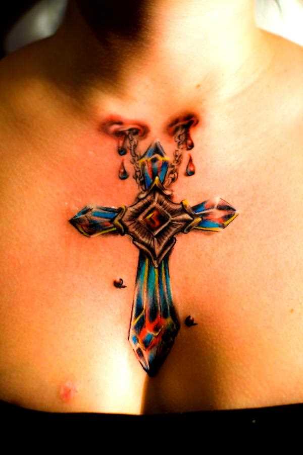 Bela tatuagem no peito da menina - cruz