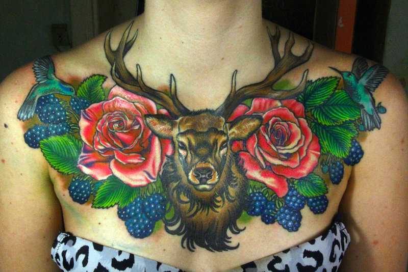 Bela tatuagem no peito da menina - veado, rosas, beija-flor e um blackberry