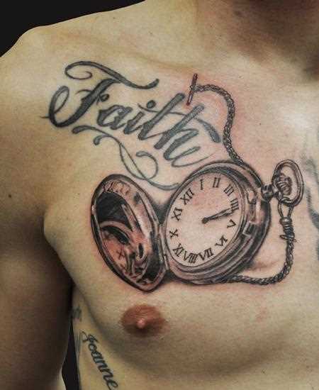 Bela tatuagem no peito de um cara - de relógios de bolso e inscrição
