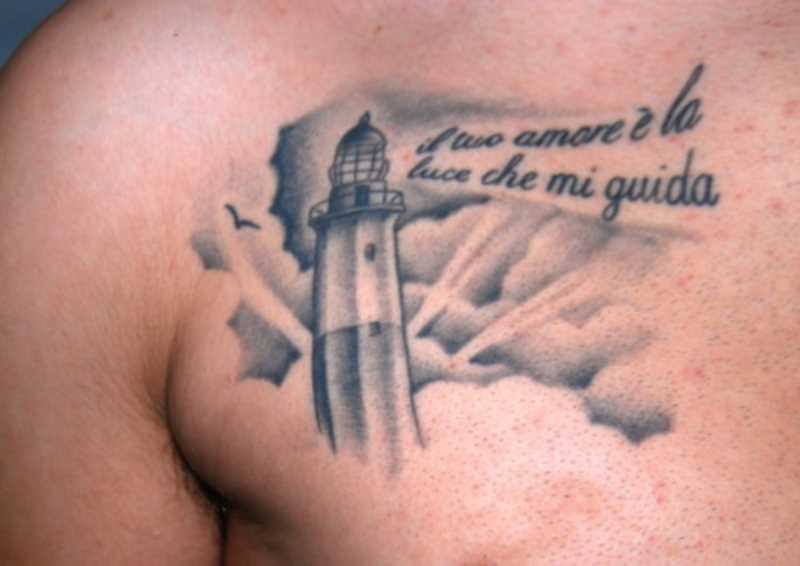 Bela tatuagem no peito de um cara - farol e inscrição