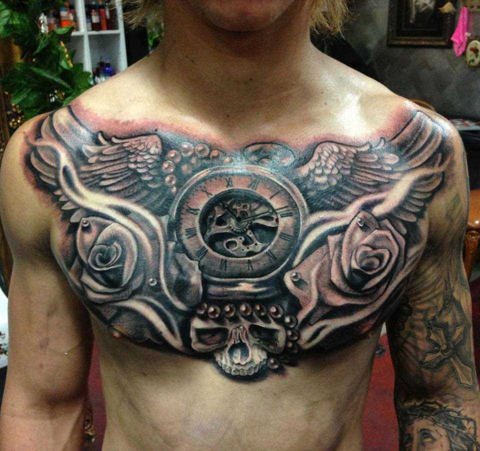 Bela tatuagem no peito de um cara - relógio com asas, o rosa e o crânio