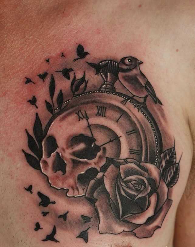 Bela tatuagem no peito de um cara - relógio de bolso com uma caveira, rosa e passarinho