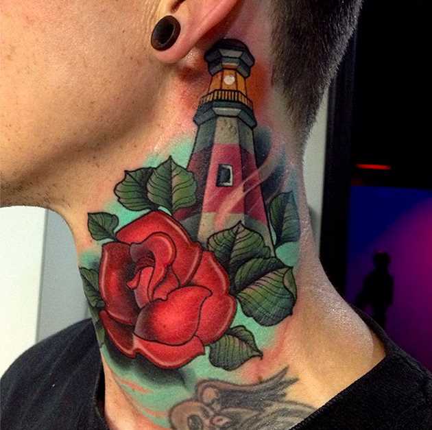 Bela tatuagem no pescoço de um cara - farol e rosa