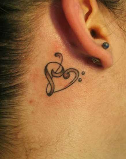 Bela tatuagem no pescoço de uma menina - a clave de sol e o coração