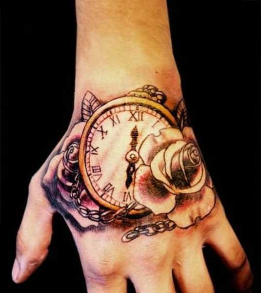 Bela tatuagem no pincel meninas - relógio de bolso e rosas