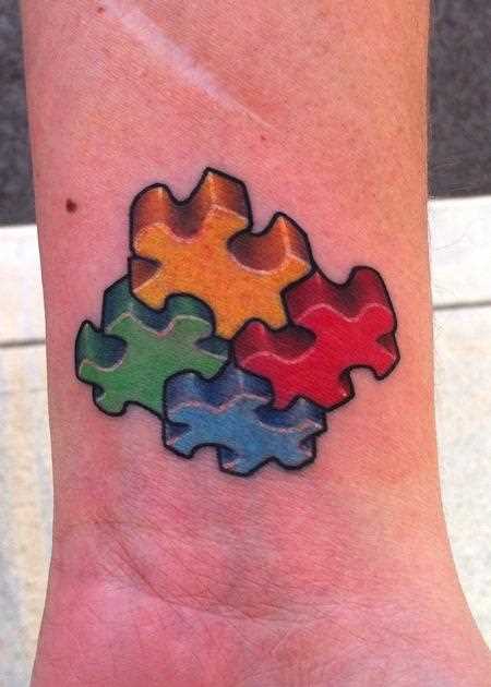 Bela tatuagem no pulso da menina - coloridas quebra-cabeças