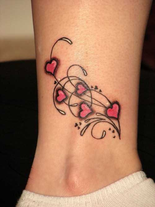 Bela tatuagem no tornozelo preto meninas - corações