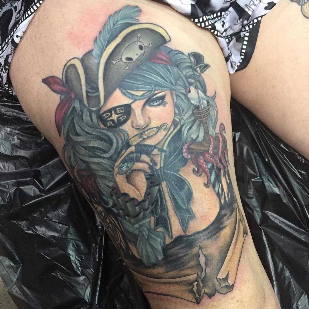 Bela tatuagem piratki no quadril da menina
