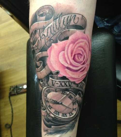 Bela tatuagem que a menina no antebraço - relógio de bolso e rosa