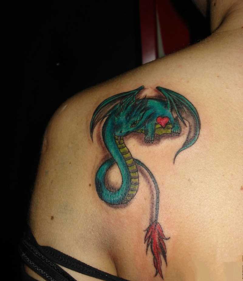Bela tatuagem que a menina no ombro de dragão, com um coração