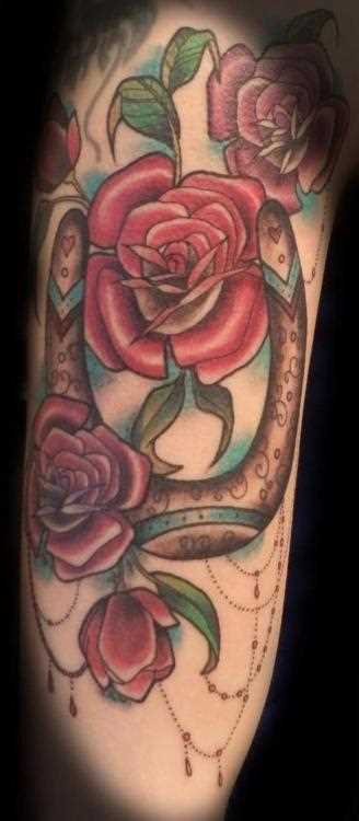 Bela tatuagem que tem no braço da menina - ferradura e rosas