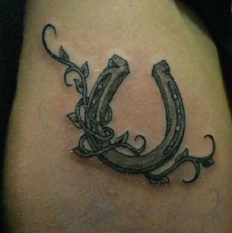 Bela tatuagem que tem no braço da menina - ferradura