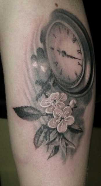 Bela tatuagem que tem no braço da menina - relógio de bolso e sakura