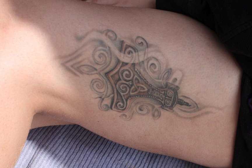 Bela tatuagem que tem no braço do cara - de-martelo