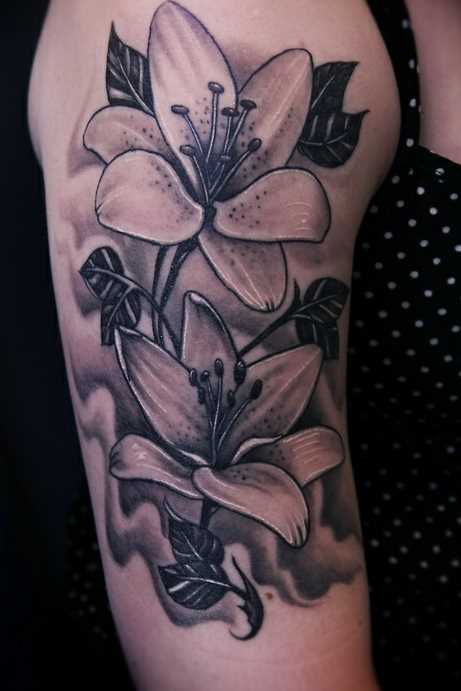 Belo preto-e-branco de uma tatuagem no ombro da menina - lírio