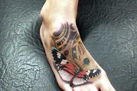 Biomecânica - tatuagem no pé da menina no estilo de biomecânica - borboleta e da roda dentada