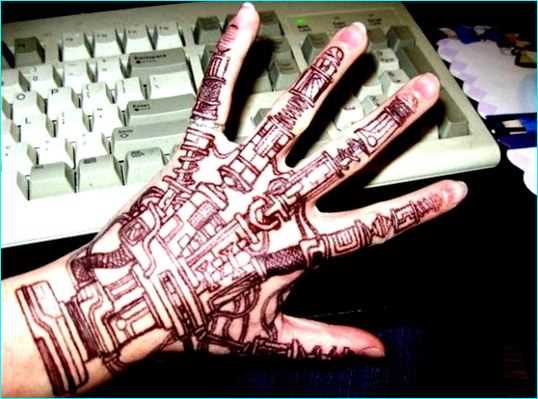 Biomecânica tatuagem nos dedos de uma menina