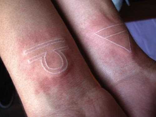 Branco tatuagem no pulso da menina - triângulo