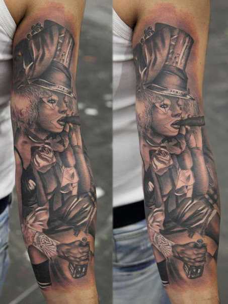 Chicano tatuagem atrevido palhaço na mão de um cara