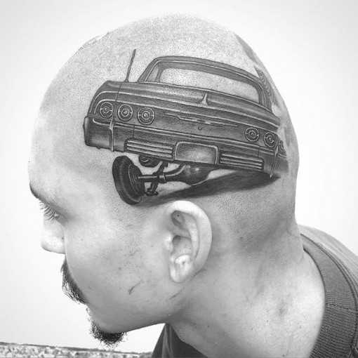 Chicano tatuagem na cabeça de um homem - máquina