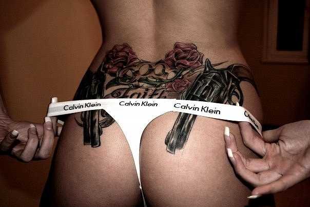 Chicano tatuagem nas costas da menina - revólveres e rosas