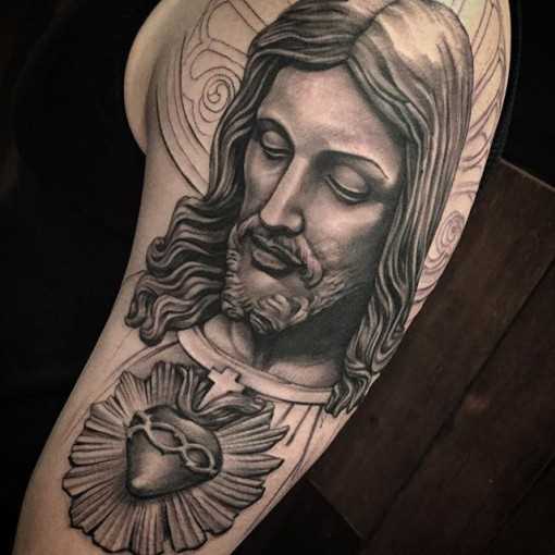 Chicano tatuagem no ombro de um cara - de Jesus com um coração e uma cruz