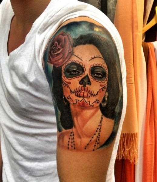Chicano tatuagem no ombro de um cara - mexicana morta virgem