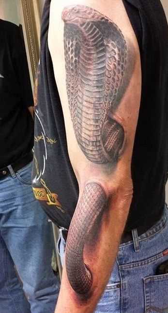 Cobra - realista de uma tatuagem em estilo 3d na mão de um cara