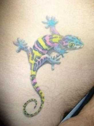 Colorido tatuagem na barriga da menina - lagarto